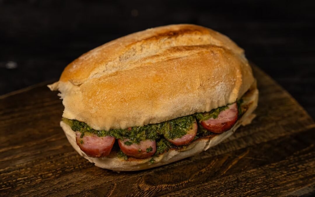 Choripán al Carbón en el Traditional Charcoal Grill de Char-Griller